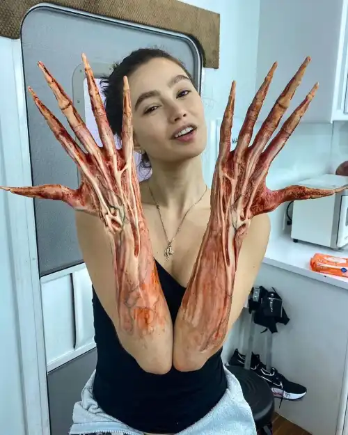 Нечестивий постер