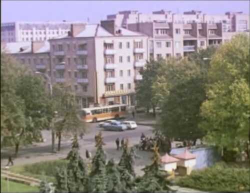 З Матір'ю на самоті постер